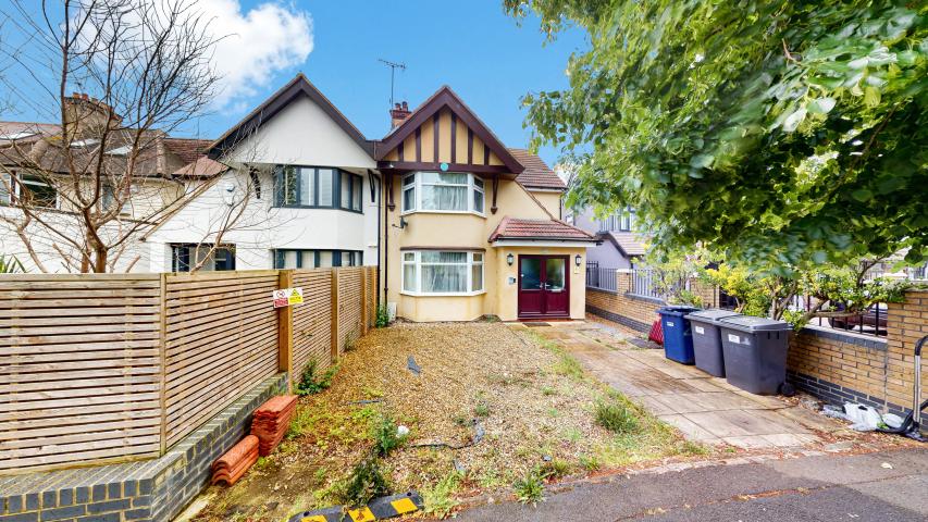 Modern Apartment Greenfield Gardens , London